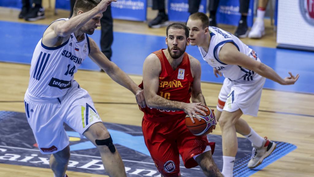 Quino Colom penetra ante Eslovenia.