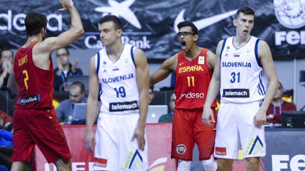 Sebas Saiz celebra una canasta con Nacho Llovet.