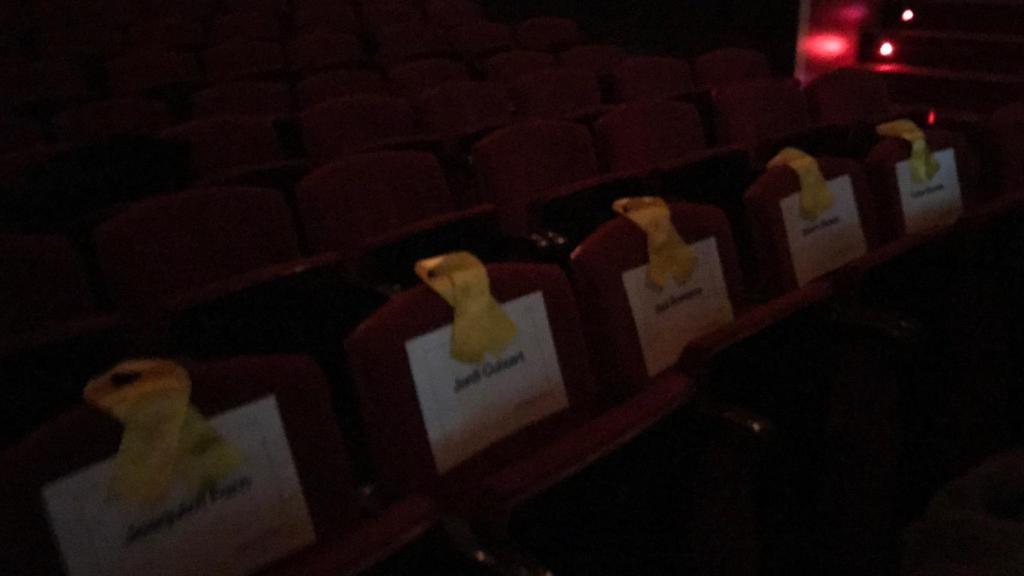 Las butacas vacías con el lazo amaraillo en una sala del festival Temporada Alta.