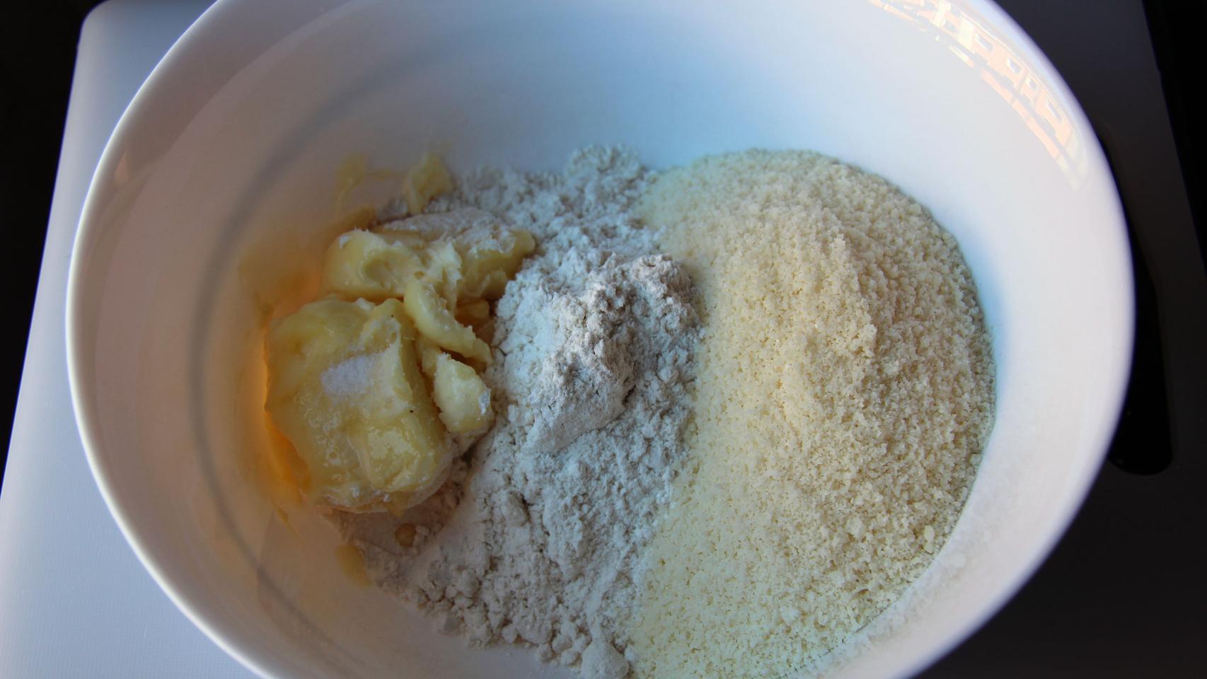 GALLETAS SALADAS DE QUESO PARMESANO Y ACEITUNAS 01