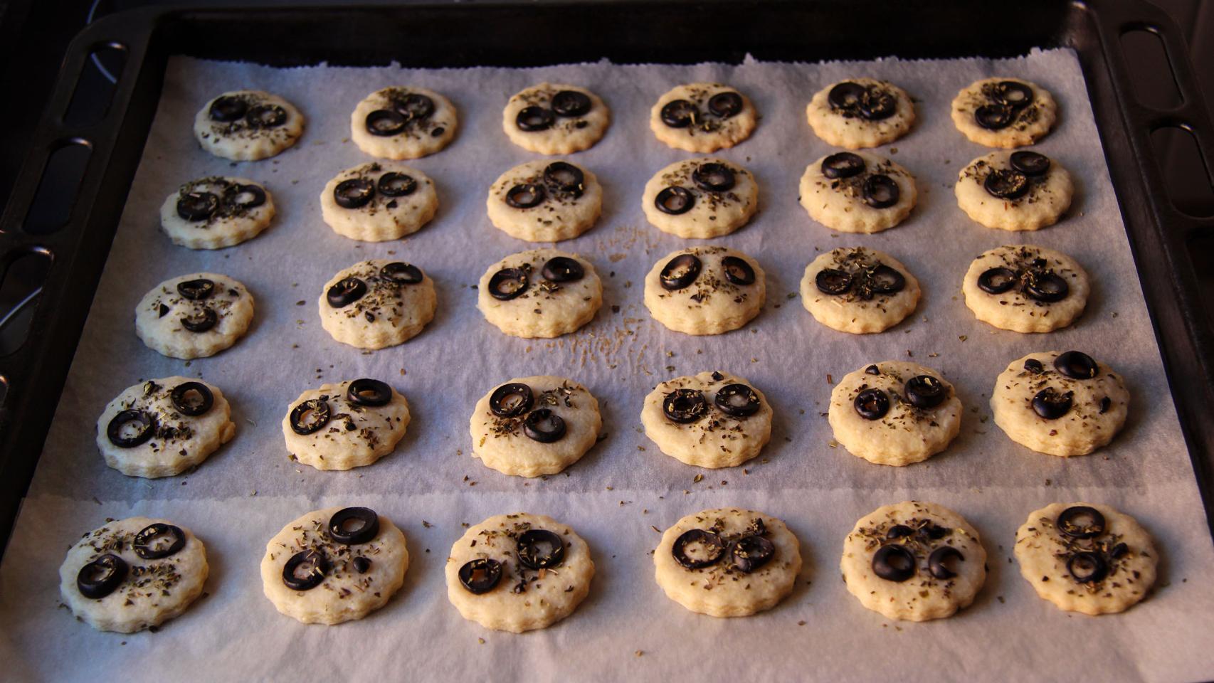 GALLETAS SALADAS DE QUESO PARMESANO Y ACEITUNAS 11