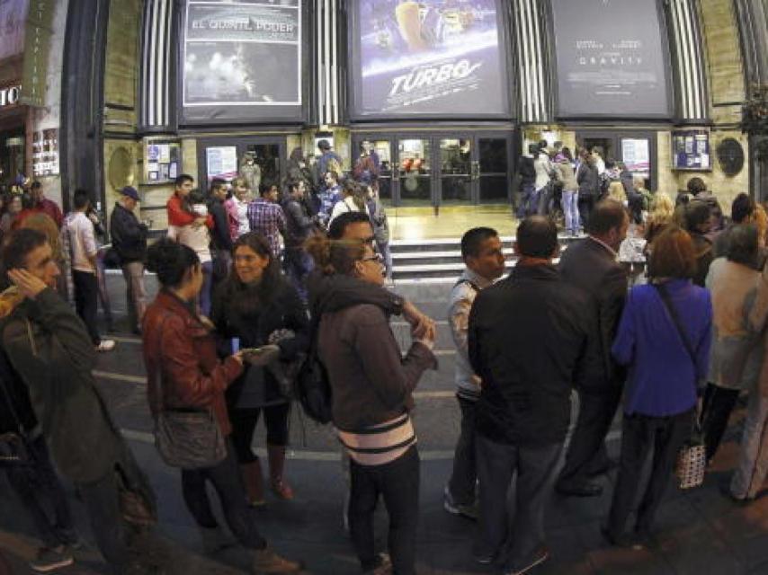 Esperando a entrar a una sala de cine.