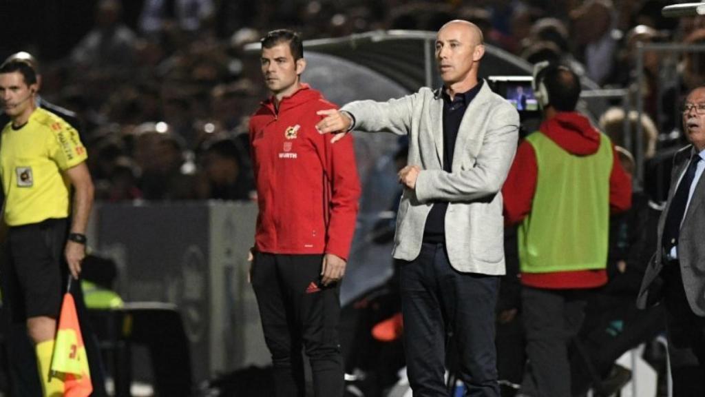 Antonio Calderón, entrenador del Fuenlabrada, dirigiendo a su equipo ante el Real Madrid. Foto: laliga.es