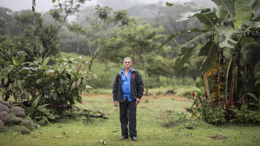 Pedro Alvarado es un héroe anónimo de la comunidad de Guatuso que ha dado a conocer el, cada vez más famoso, Río Celeste