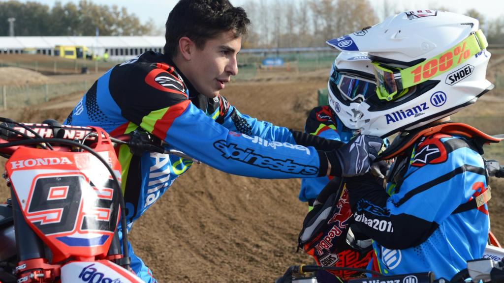 Marc Márquez con uno de los jóvenes participantes en el campus.