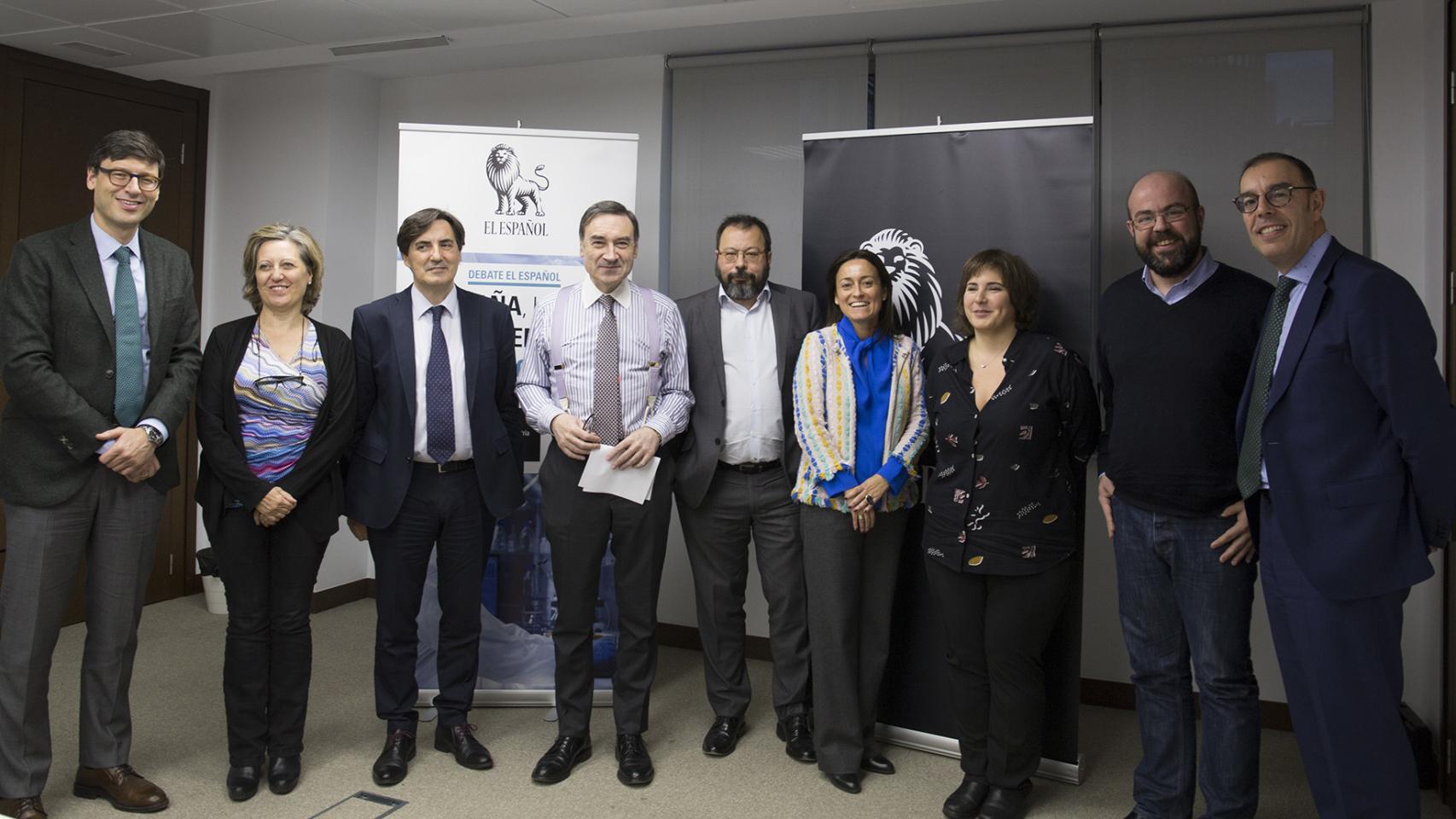 De izquierda a derecha: Antonio González, codirector del Departamento de Oncología de la Clínica Universidad de Navarra; Cristina Avendaño, presidenta de la Sociedad Española de Farmacología Clínica; Mariano Provencio, oncólogo y director científico del IIS Puerta de Hierro; Pedro J. Ramírez, director de EL ESPAÑOL; César Hernández, jefe de la División de Gestión de Procedimientos del Departamento de Medicamentos de Uso Humano de la AEMPS; Amelia Martín Uranga, Plataforma Tecnológica de Medicamentos Innovadores de Farmaindustria; Ainhoa Iriberri, jefa de la sección de Ciencia y Salud de EL ESPAÑOL; Alfonso Aguarón, project manager de la Asociación Europea de Mieloma y Francisco J. Fernández, director de Comunicación de Farmaindustria