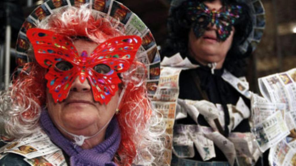 Personas cubiertas de décimos de lotería antes del sorteo.