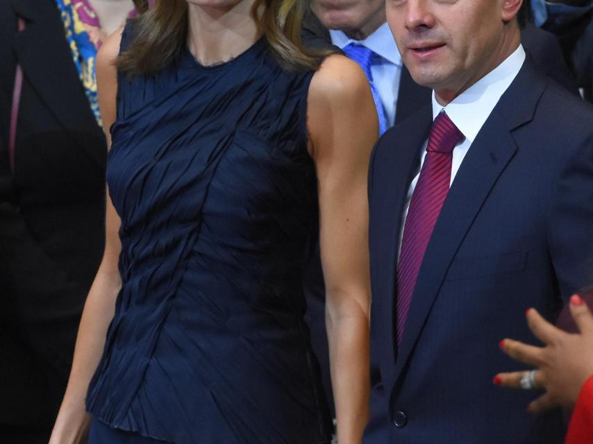 Toallitas bronceadoras en los brazos.