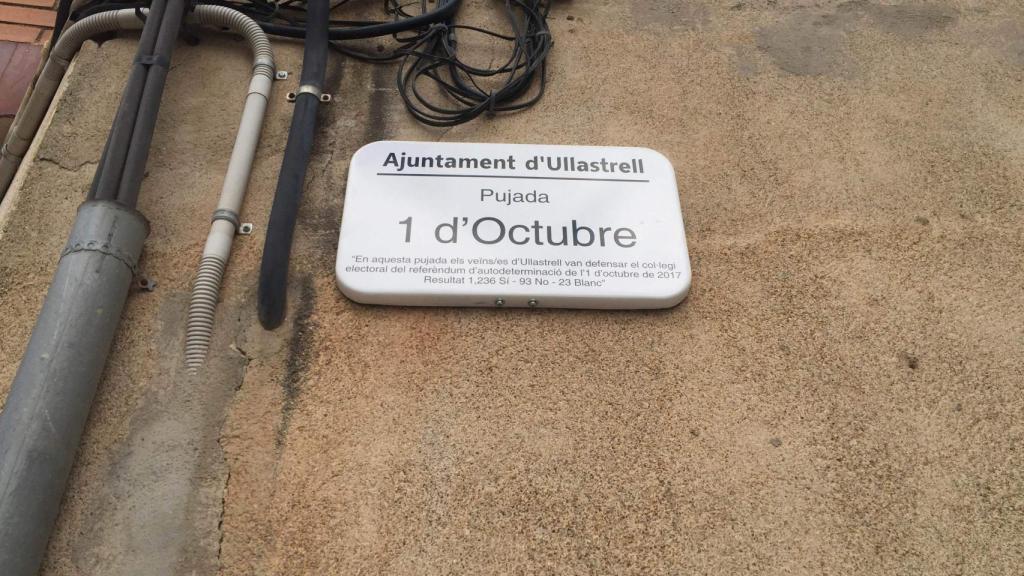 La entrada al colegio se llama ahora Subida del 1 de octubre