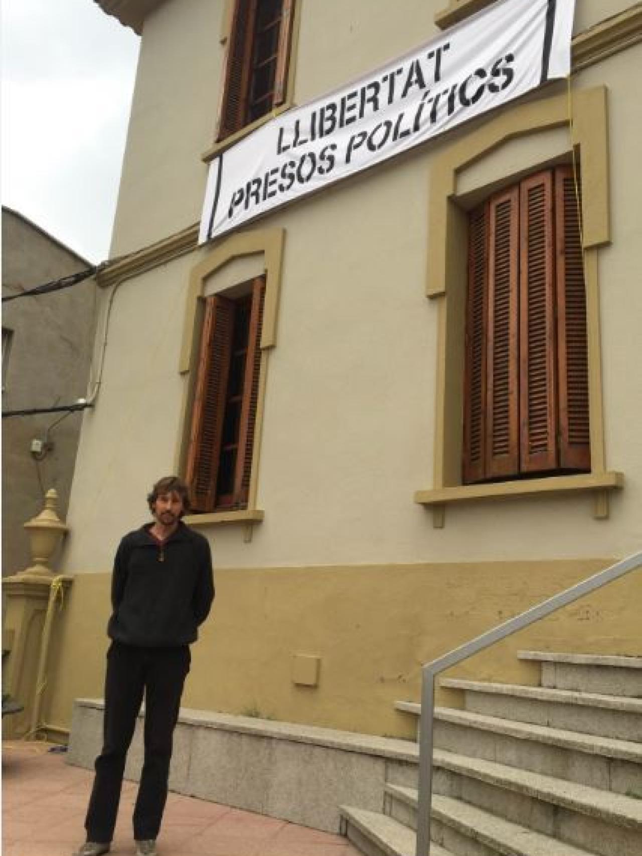 Hay una pancarta en la puerta del Ayuntamiento pidiendo la libertad de los políticos presos