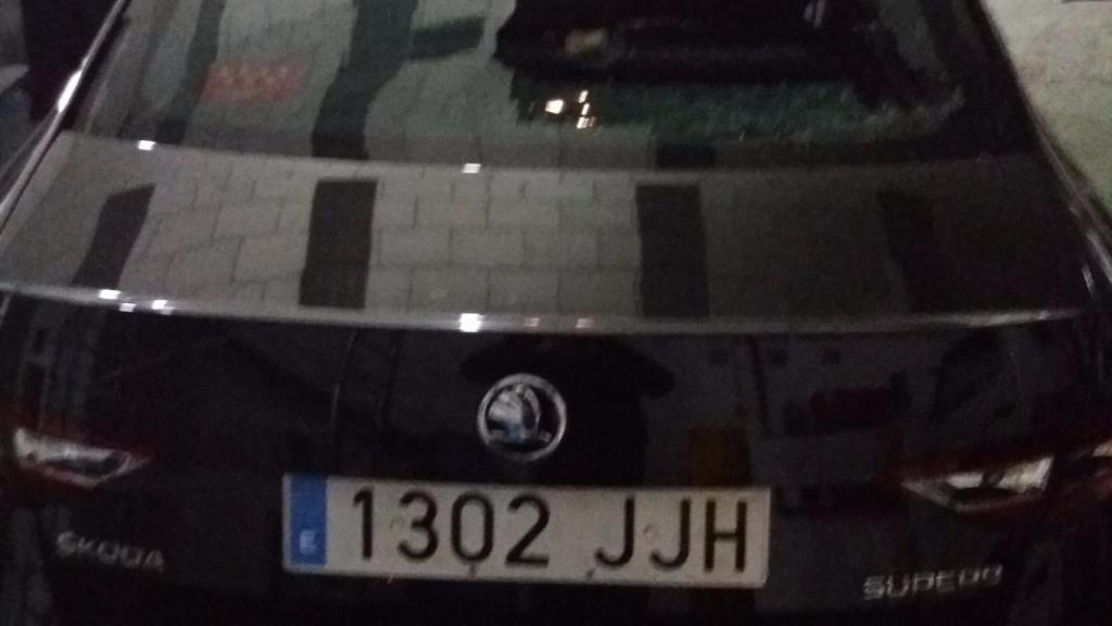 Uno de los vehículos con lunas rotas.