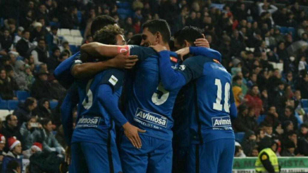 El Fuenlabrada celebra el gol de Luis Milla