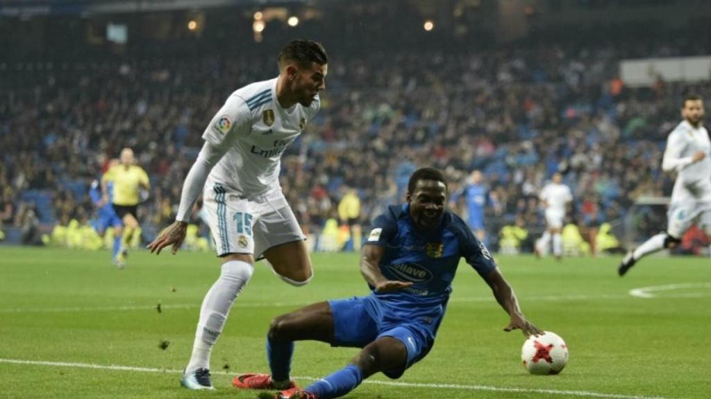 Theo Hernández, tras el esférico. Lucía Contreras / El Bernabéu