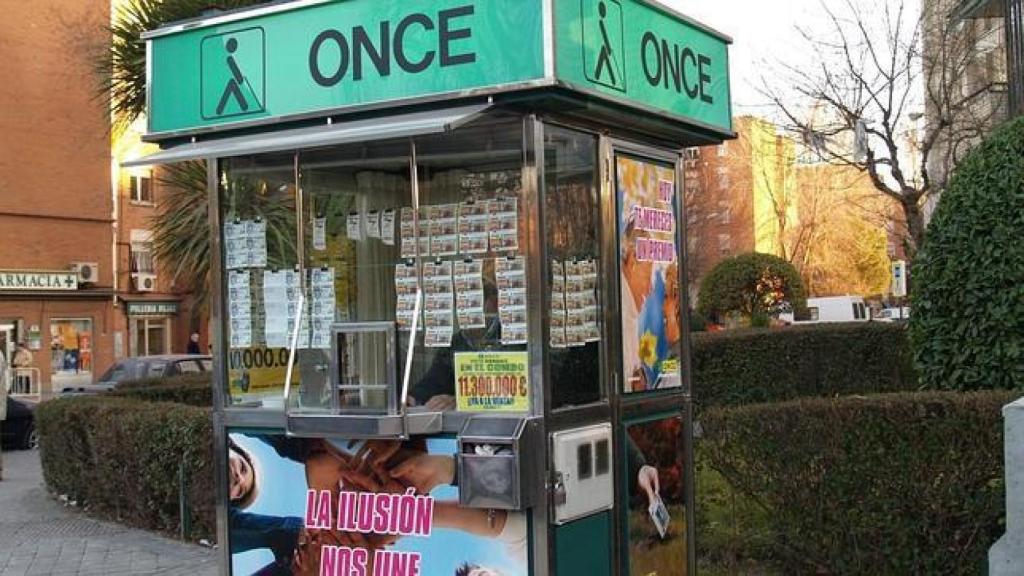 Un kiosco de venta del cupón de la Once.