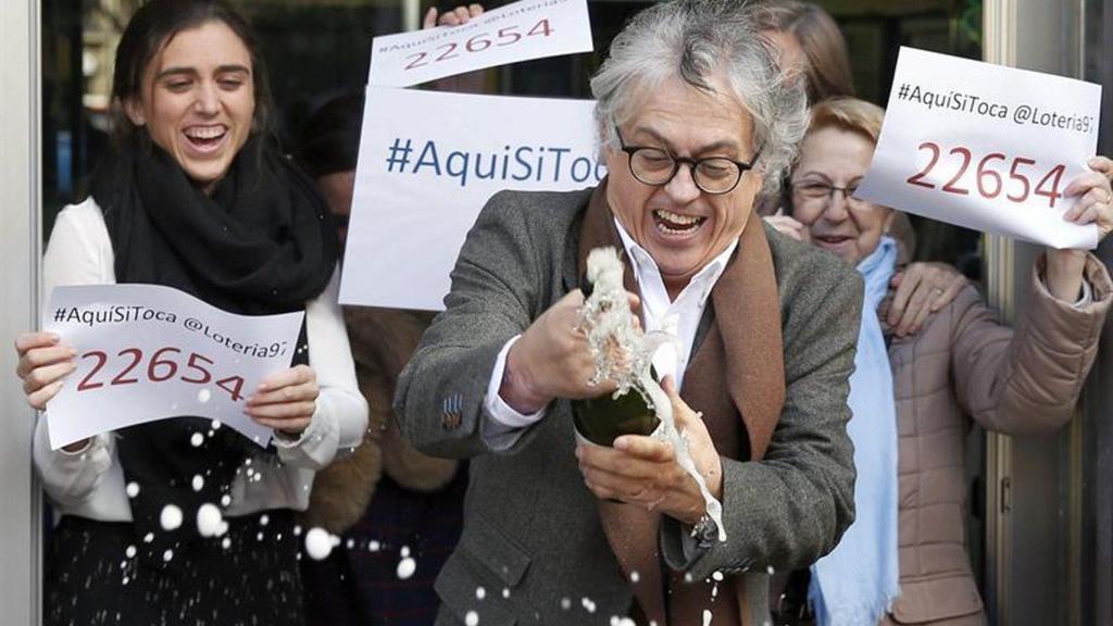 El titular de una administración de Barcelona celebra haber repartido el primer premio.