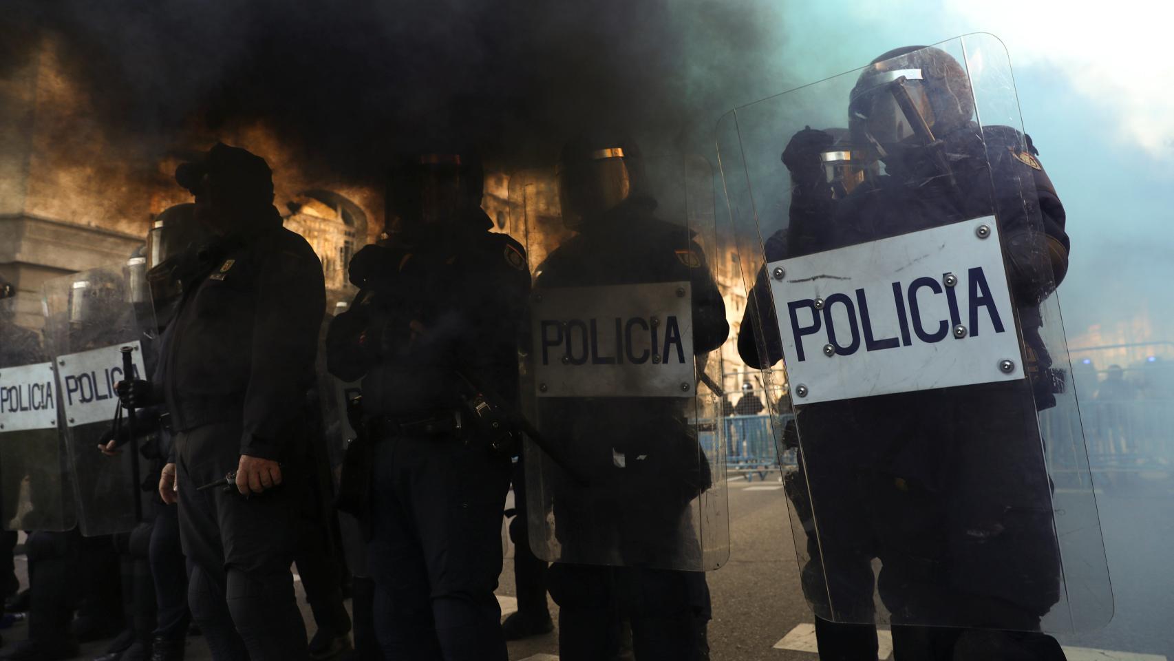 Policías durante la manifestación.