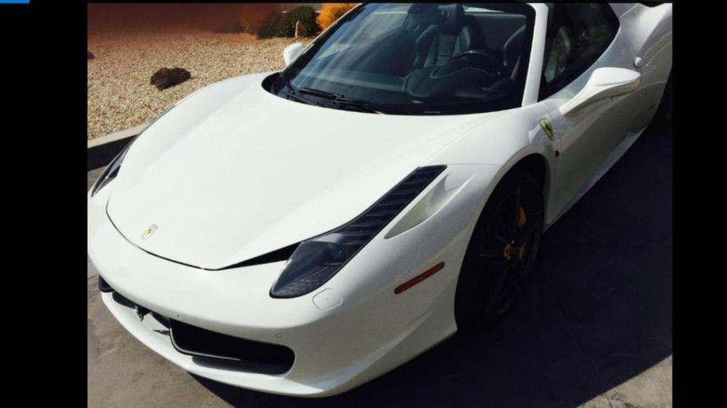 Roba un Ferrari, consigue escapar y lo detienen pidiendo dinero para gasolina