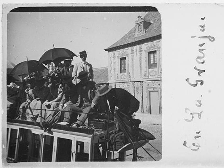 Una visita a La Granja tomada por Augusto Arcimís.