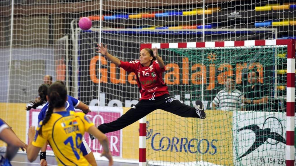 Silvia Navarro trata de parar el balón.