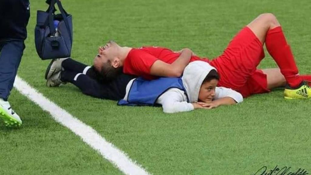 Moisés Aguilar salva a un jugador