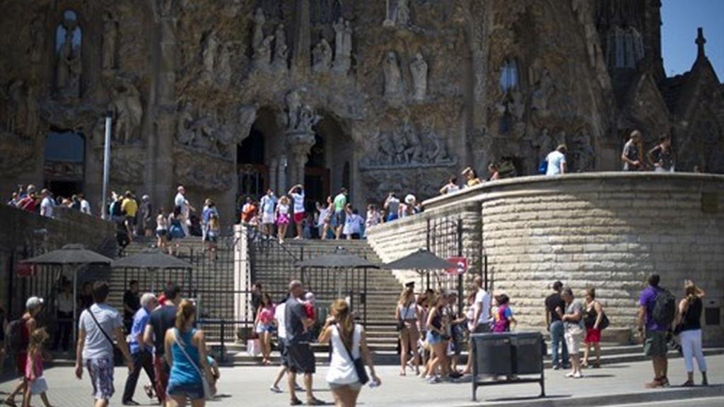 Turistas caminan por la Sagrada Familia en Barcelona.