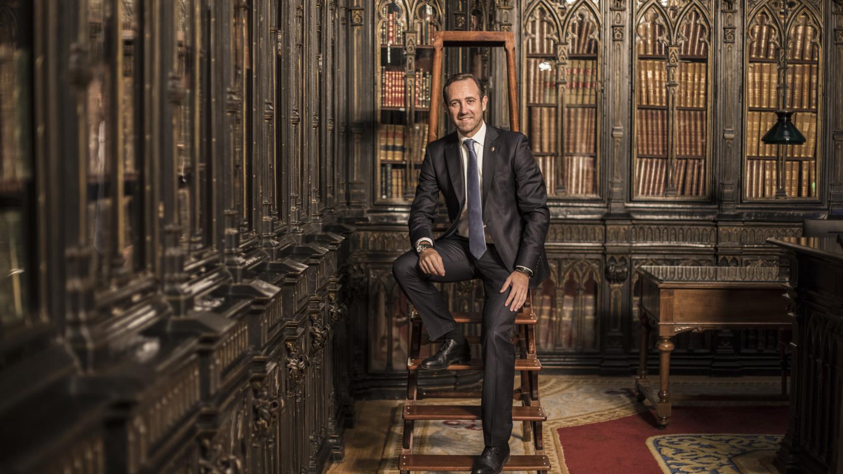 El senador José Ramón Bauzá en la biblioteca de la Cámara Alta.