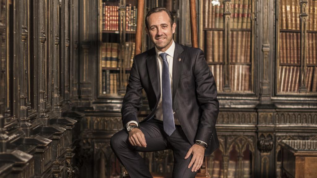 El senador José Ramón Bauzá en la biblioteca de la Cámara Alta.