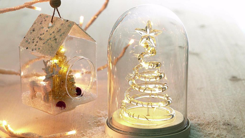 Decorar jarrones de cristal o llenar de magia estanterías con accesorios que se iluminan da un aspecto mucho más acogedor.