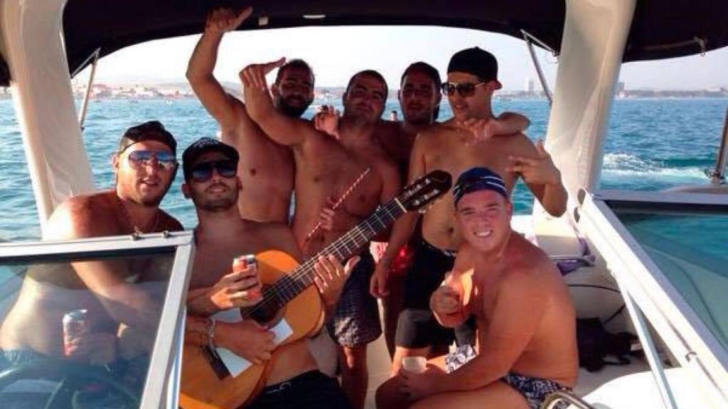 Abdellah El Haj es el único que aparece con gorra estando de pie.