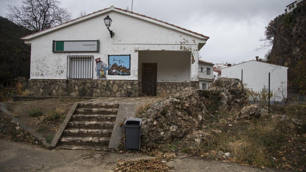 Edificio donde se ubicaba el desaparecido colegio de la aldea de La Toba, en la actualidad es un consultorio.