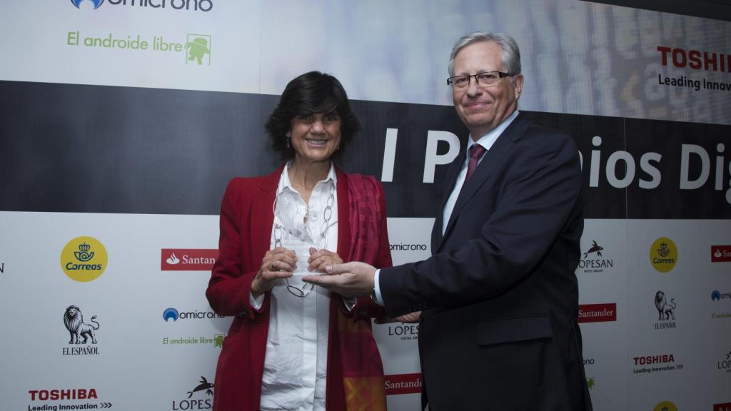 María Benjumea, premiada en la categoría Embajadora Digital. Recoge el premio la galardonada; lo entrega Óscar Medina, director de estrategia y desarrollo de negocios de Correos.