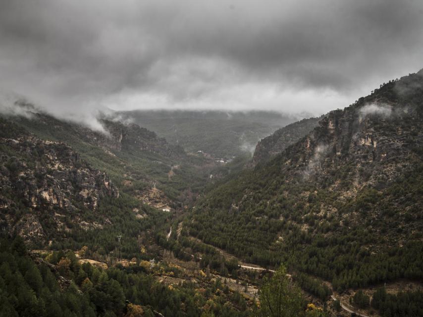 La comarca está habitada en la actualidad por unas 3.200 personas, divididas en 102 núcleos de población y 86 aldeas, en un entorno único flanqueado por el río Segura.