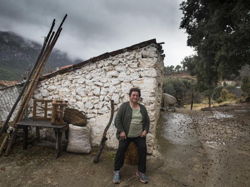 Unos 30 kilómetros y más de una hora hasta el pueblo más cercano tiene Francisca Torres, de 77 años, desde el núcleo rural de la Carrasquilla, a más de 1.000 metros de altitud, donde nació y vive con su marido. Sus 6 hijos y vecinos se marcharon.