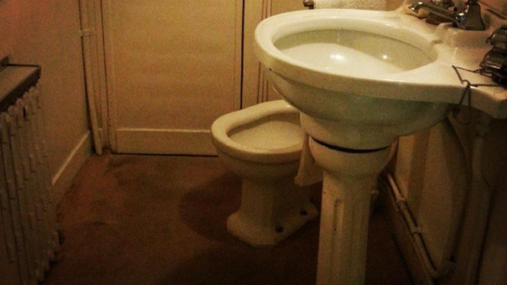 El interior de un baño público.