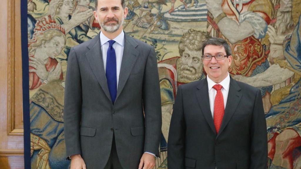 Felipe VI y el canciller cubano Bruno Rodríguez en la reunión que mantuvieron en abril en Madrid.