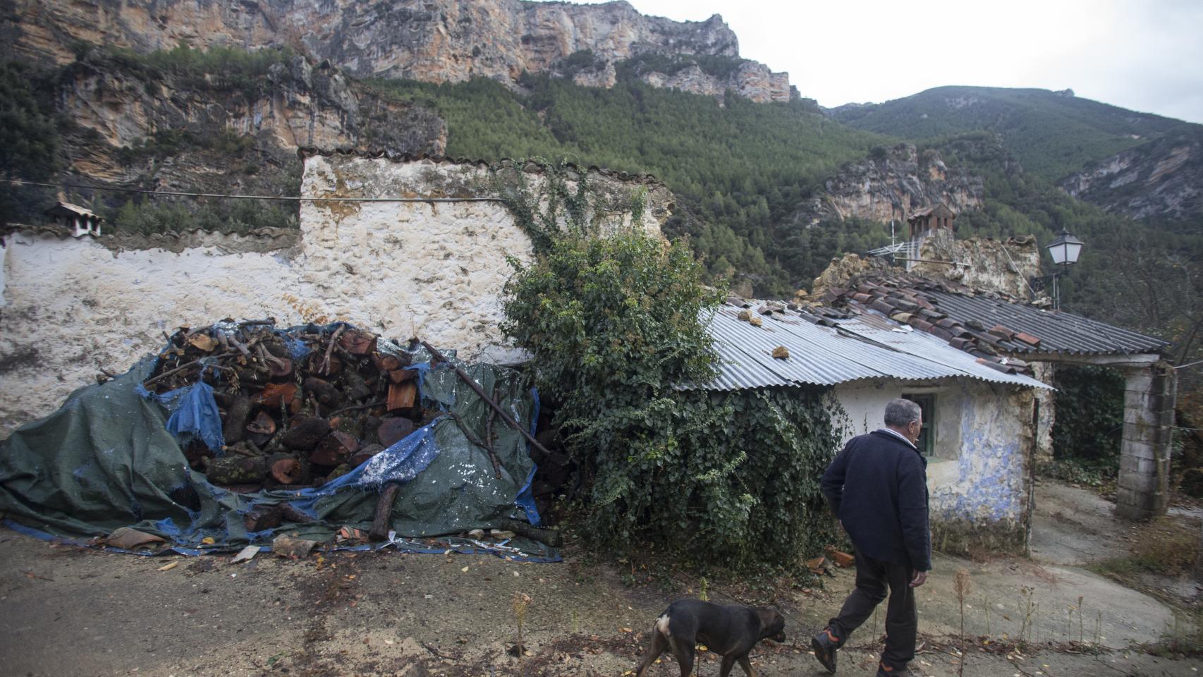 Pedro por una calle totalmente en ruinas de la aldea de El Parralejo bajo (Jaén), una calle que no lleva a ninguna parte.