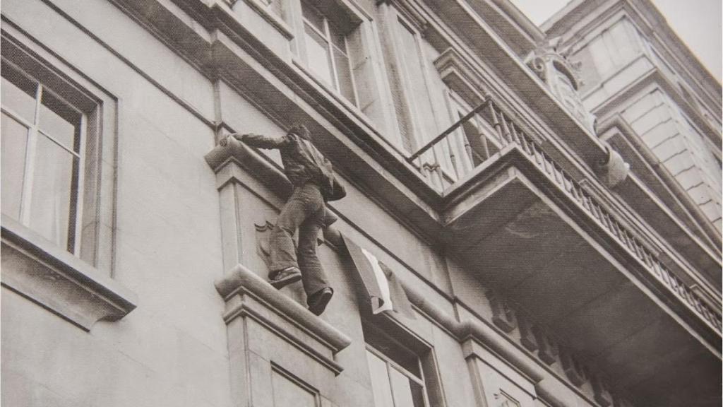 Juan Manuel Trinidad Berlanga trepó por el muro de piedra de la Diputación de Málaga para izar la bandera con los colores de Andalucía. Aquel hecho desencadenó una brutal reacción policial.