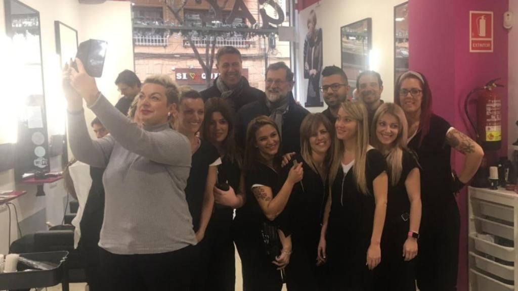 Rajoy y García Albiol en una peluquería de Castelldefels.