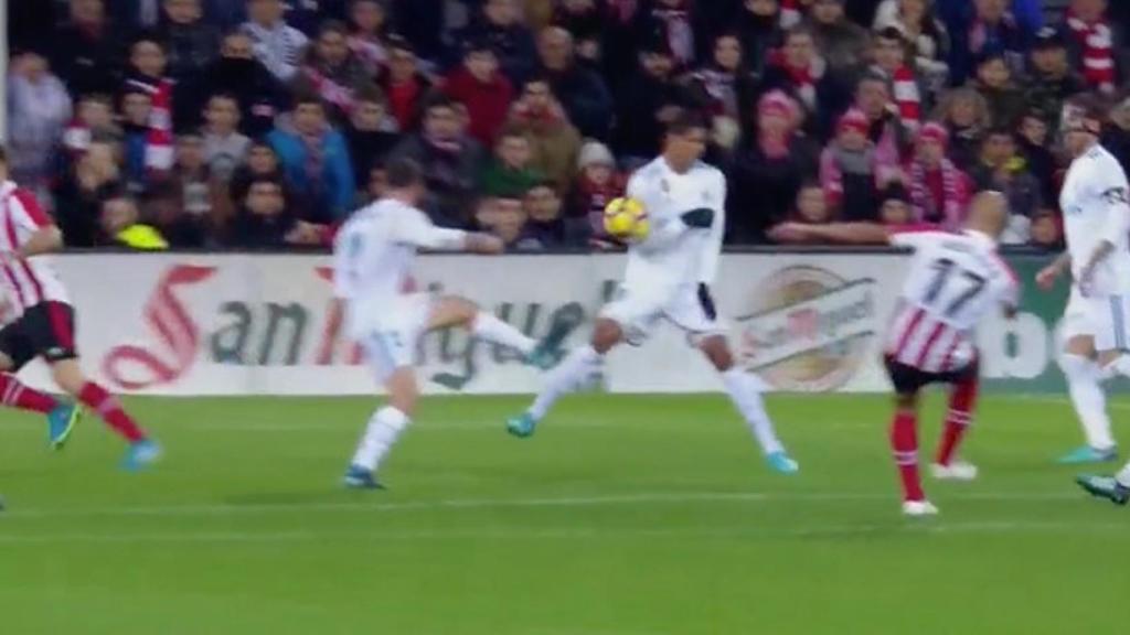 El Athletic pide mano de Varane en el área del Madrid