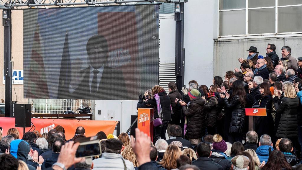 Puigdemont interviene por videoconferencia en el mitin.