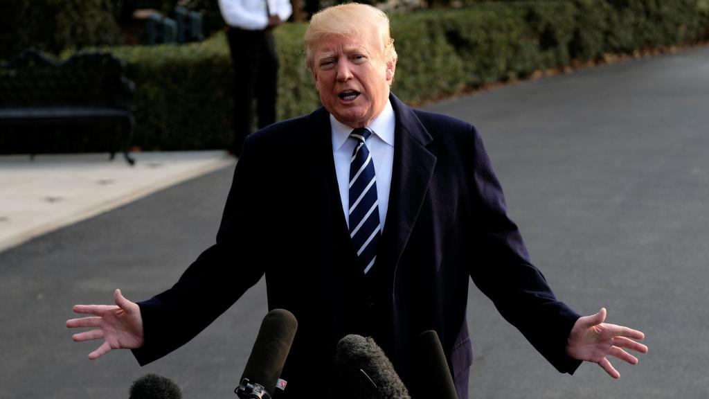 Trump se dirige este sábado a los periodistas antes de partir hacia Nueva York.