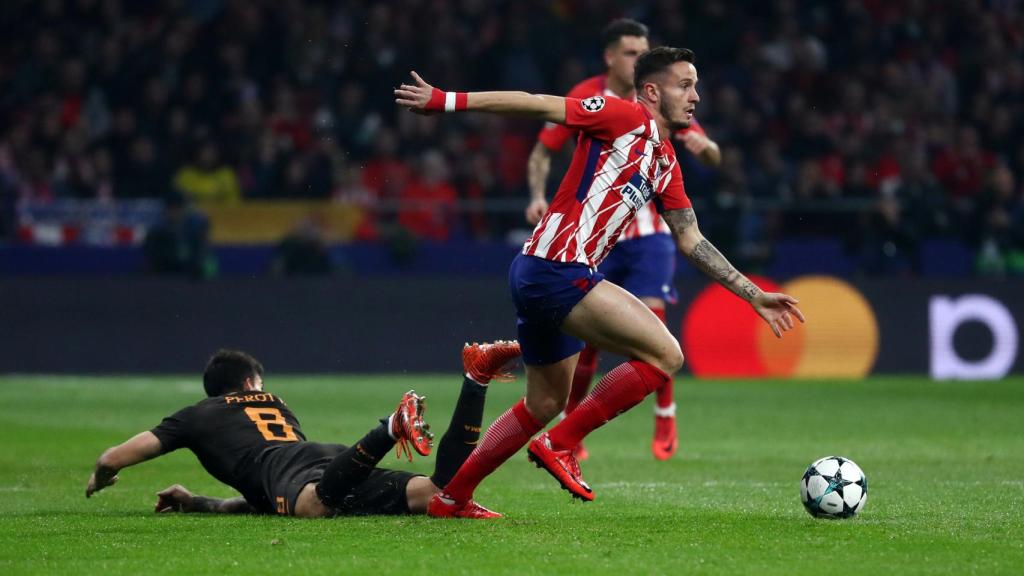 Saúl corre con el balón ante la Roma.