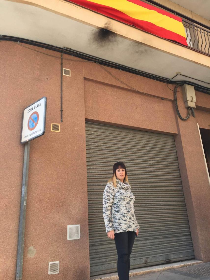 Bandera de España en el balcón.