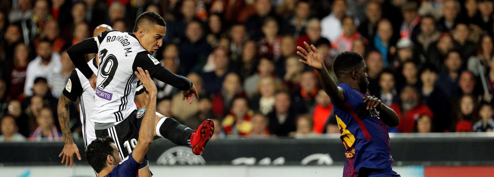 Rodrigo Moreno dispara ante el Barça.