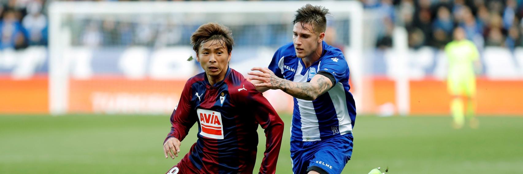 Inui intenta llevarse el balón ante el Alavés.