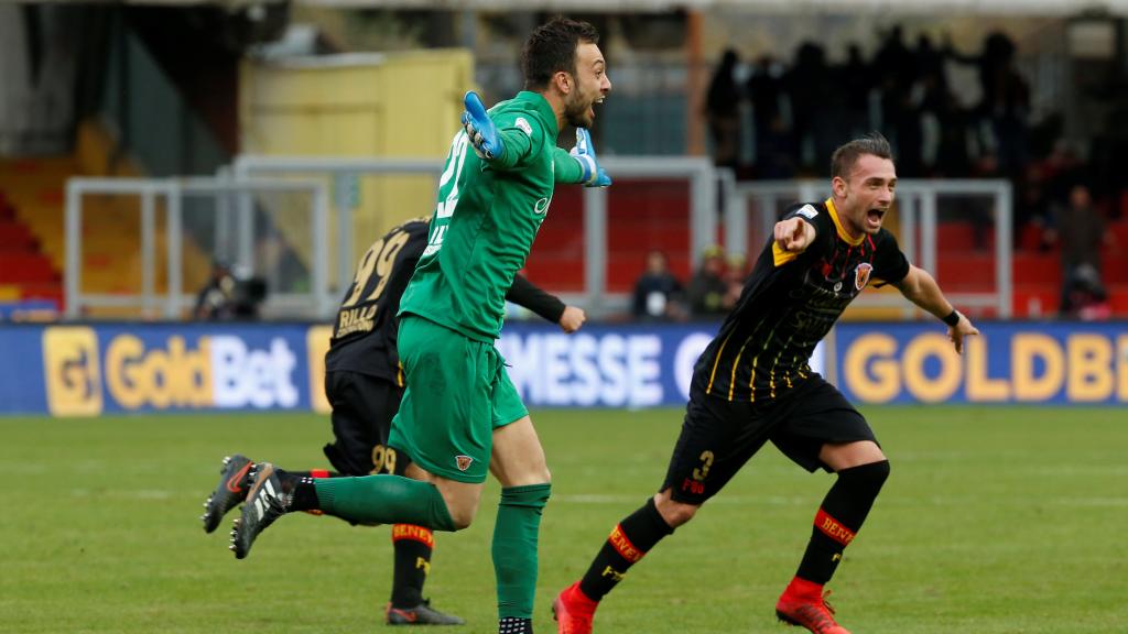 Brignoli celebra su histórico gol contra el Milan.