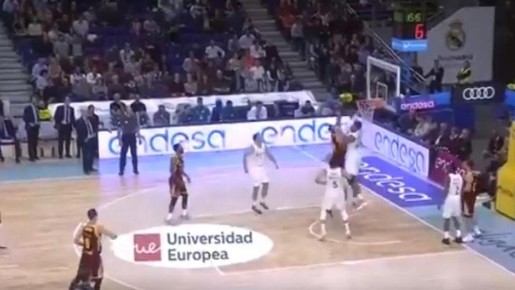 Tremendo tapón de Tavares ante Herbalife Gran Canaria. Foto: Twitter (@ACBCOM)