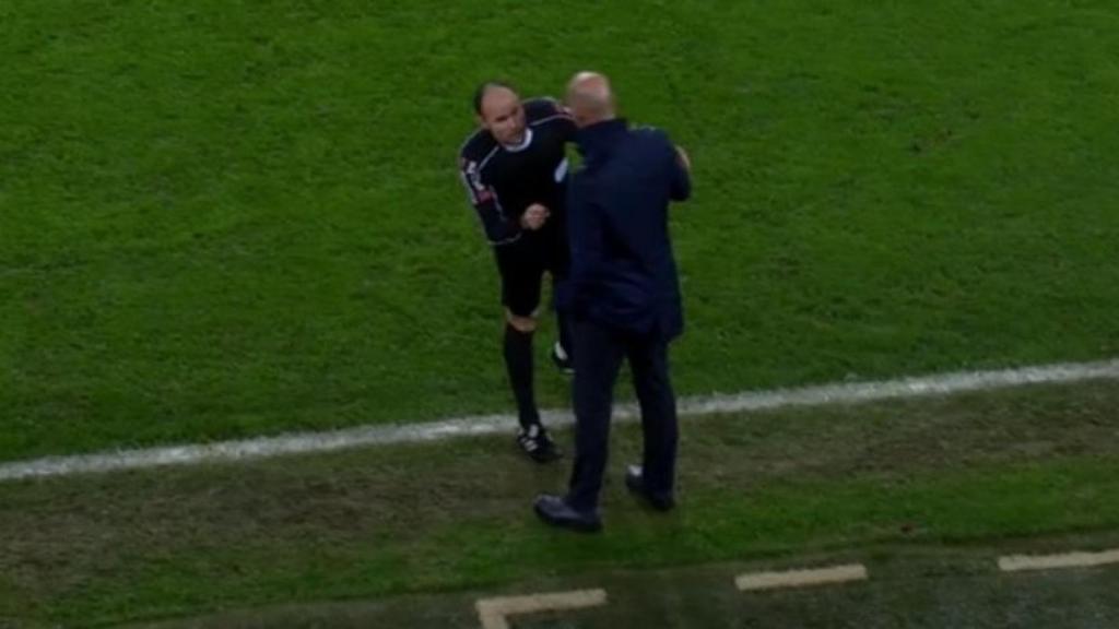 Mateu Lahoz expulsa a Chendo. Foto: Twitter (@elchiringuitotv).