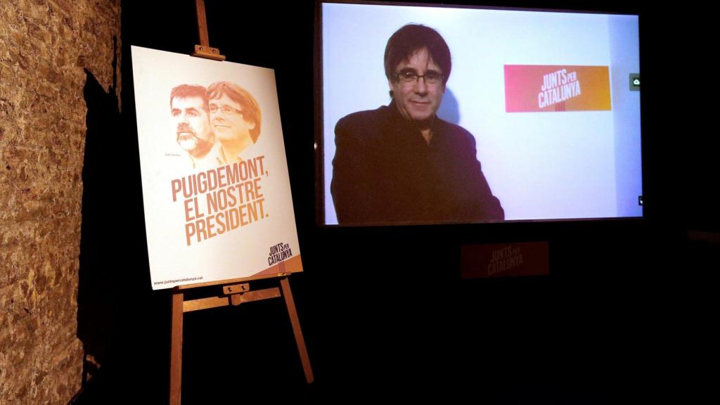 Puigdemont interviene desde Bruselas a través de un plasma.