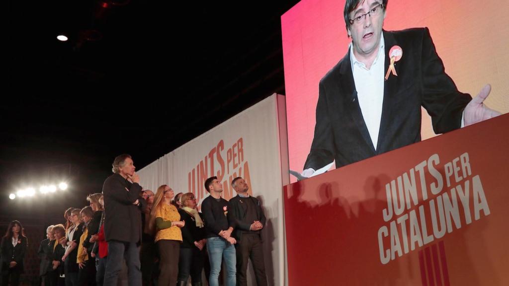 Puigdemont, máximo reclamo, intervino por plasma y con un segundo de retardo.